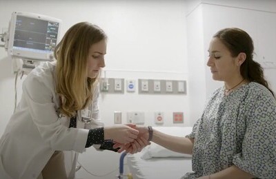 Кодирование Аквилонг в Нарьян-Маре Врач держит пациентку за руку