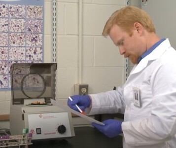 Клиника лечения наркозависимости в Нарьян-Маре Врач в кабинете клиники